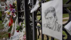 Des fleurs ont été déposées devant le domain d'Alain Delon à Douchy dans le Loiret. 