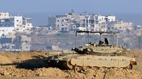 Un char de l'armée israélienne se met en position près de la frontière sud d'Israël avec la bande de Gaza, le 14 janvier 2025, dans le cadre de la guerre entre Israël et le Hamas. 