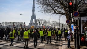 Les gilets jaunes sur le Champs de mars, dimanche 17 février