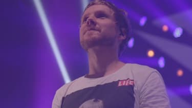 Benoît Poher, chanteur du groupe, sur la scène du Zenith de Lille en 2015