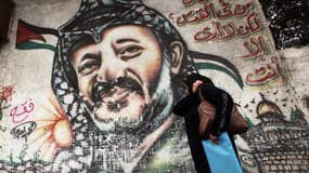 Portrait de Yasser Arafat dans une rue de Gaza. Des examens conduits par un laboratoire suisse ont révélé des traces anormalement élevées de polonium, un élément chimique radioactif, dans les effets personnels de l'ancien dirigeant palestinien, décédé à l