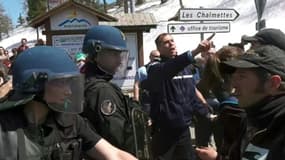 Face à face entre les forces de l'ordre et des militants accompagnant des migrants à Montgenèvre, à la frontière franco-italienne, le 22 avril 2018 - 