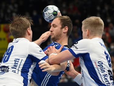 Valentin Porte, stoppé par les Islandais Ellidi Vidarsson (g) et Daniel Tor Ingason, lors de la défaite de l'équipe de France face à l'Islande (29-21), dans le tour principal de l'Euro-2022, le 22 janvier 2022 à Budapest