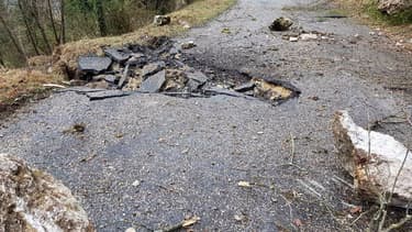 Des rochers de 5 à 10 m3 sont tombés sur une route.