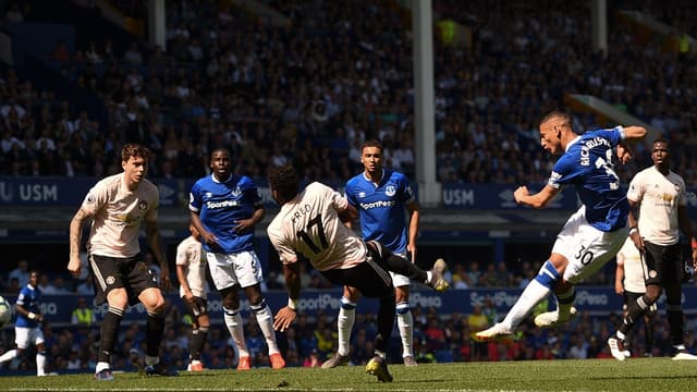 Manchester United a sombré dimanche face à Everton (4-0), quelques jours après son élimination en Ligue des champions.