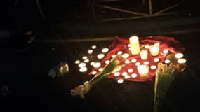 Des Belges vivant à New York ont déposé des fleurs et des bougies sur l'Union Square en hommage aux victimes des attentats à Bruxelles, le 22 mars 2016