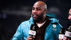Le judoka Teddy Riner en train de répondre à un entretien en marge d'un match du PSG en Ligue 1, le 7 février 2025