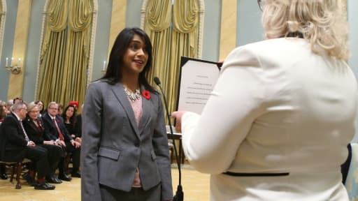 Bardish Chagger, toute nouvelle ministre des PME, prend ses fonctions à Ottawa le 4 novembre 2015
