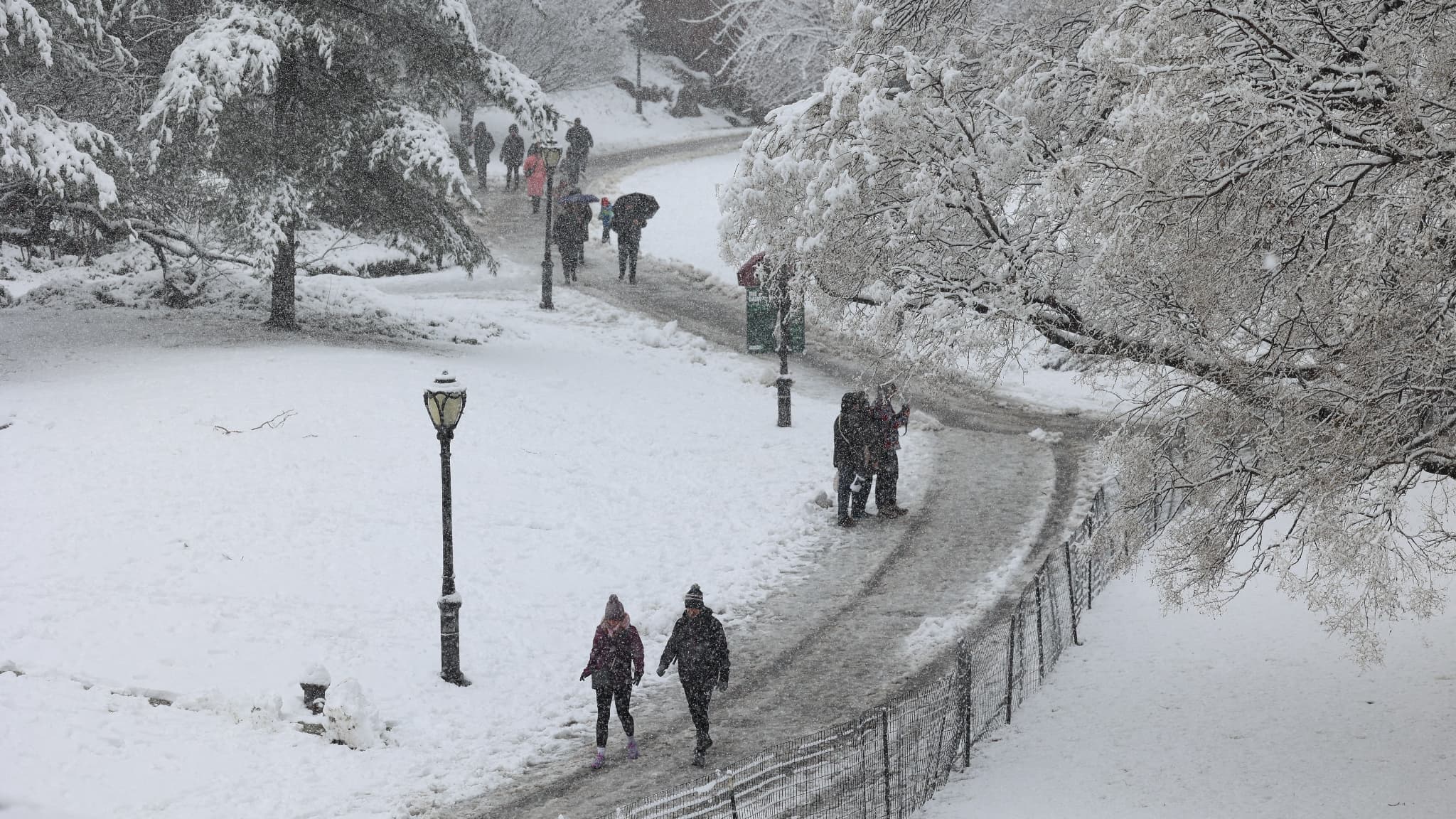 Des personnes marchent dans la neige à Central Park, à New York, le 13 février 2024. 
