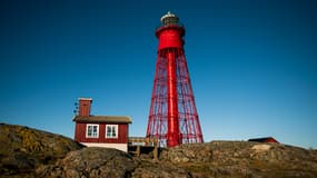 Le phare "Pater Noster" sur l'île de Hamneskar en Suède