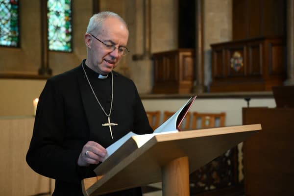 L'archevêque de Canterbury Justin Welby étudie la Bible du Couronnement, qui sera utilisée lorsque le roi Charles III prêtera serment.