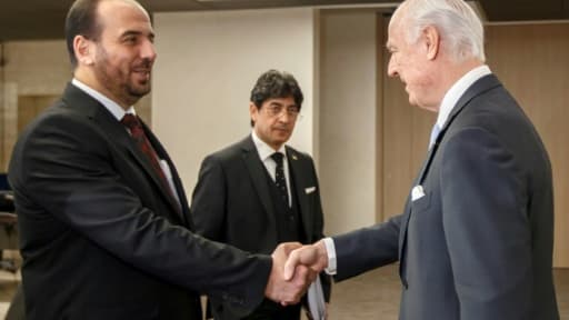 L'émissaire de l'ONU pour la Syrie, Staffan de Mistura (d) et Nasr al-Hariri (d), le chef du Haut comité des négociations (HCN), se serrent la main à l'issue d'une réunion, le 3 mars 2017 à Genève