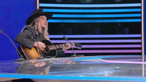 Eloïz, chanteuse, interprète la chanson "On sera là" écrite et composée par Jean-Jacques Goldman en direct sur BFMTV