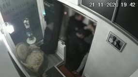 Des images de vidéosurveillance montrent un producteur de musique, Michel Zecler, être violemment frappé par des policiers, en novembre 2020.