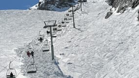 Des skieurs sur les remontées mécaniques de la station de ski de la Clusaz (Haute-Savoie), le 23 mai 2021