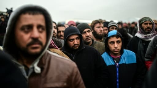 Des réfugiés syriens, qui ont fui l'assaut contre la ville d'Alep, attendent à Bab-al Salam de pouvoir entrer en Turquie, le 6 février 2016 Des réfugiés syriens, qui ont fui l'assaut contre la ville d'Alep, attendent à Bab-al Salam de pouvoir entrer en Turquie, le 6 février 2016