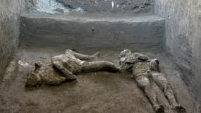 Photo montrant la reconstitution des corps de deux victimes à Pompéi, un homme de 40 ans environ et son esclave, pris au piège par l'éruption volcanique qui a détruit la ville romaine.