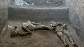 Photo montrant la reconstitution des corps de deux victimes à Pompéi, un homme de 40 ans environ et son esclave, pris au piège par l'éruption volcanique qui a détruit la ville romaine 