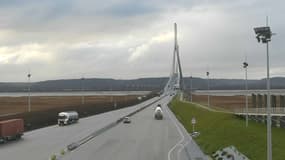 La ciruclation est temporairement interdite sur le pont après un accident causé par les conditions météo.
