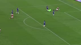 Alexandre Lacazette s'écroule dans la surface.