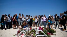 De nombreuses personnes viennent se recueillir sur les lieux de l'attentat sur une plage de Sousse.