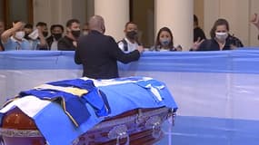 Des milliers de fans défilent devant le cercueil de Maradona à Buenos Aires