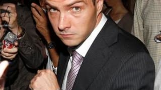 Au premier jour de son procès devant le tribunal correctionnel de Paris, Jérôme Kerviel, ex-trader de la Société générale tenu pour responsable d'une perte record de 4,9 milliards d'euros en 2008, a été présenté par sa défense comme le simple "pion" d'un