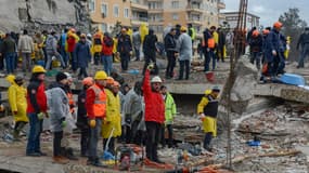 Des sauveteurs cherchent des victimes et des survivants dans les décombres de bâtiments, un jour après qu'un séisme de magnitude 7,8 ait frappé le sud-est du pays, à Diyarbakir, le 7 février 2023.