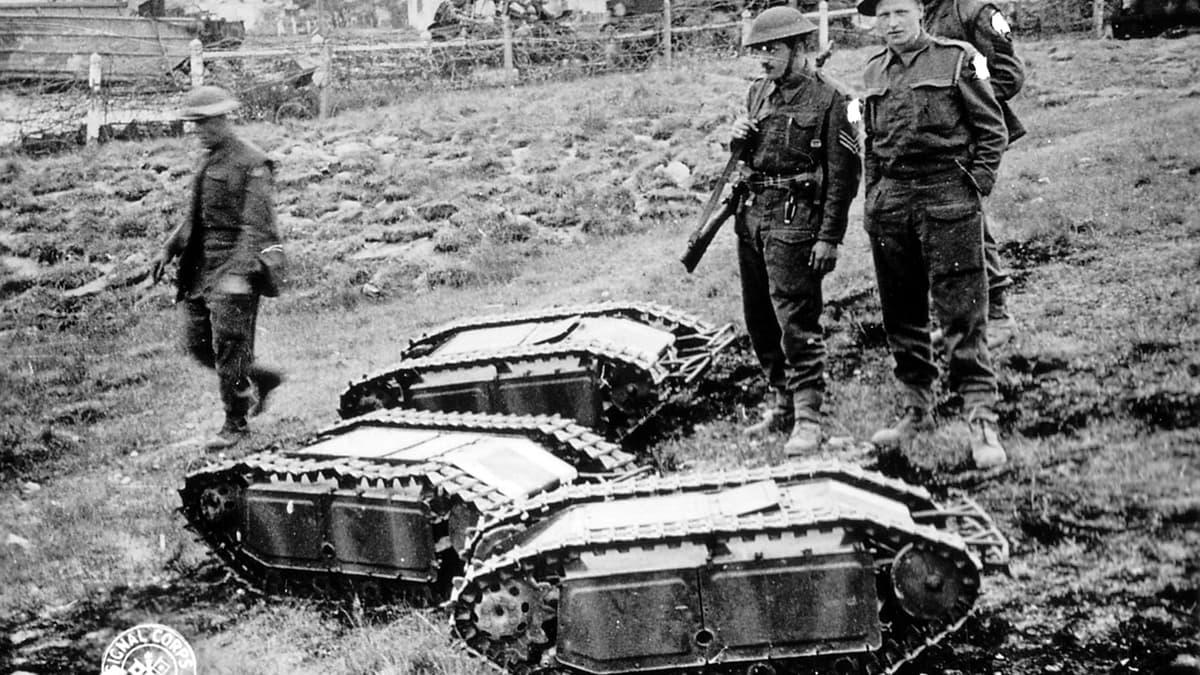 Des soldats britanniques qui ont capturé des Goliath allemands, de petits véhicules de démolition radio-commandés pendant la bataille de Normandie en 1944.