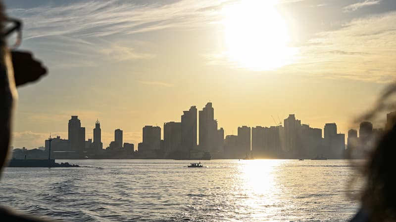 Ils étaient bloqués au large des Philippines depuis plusieurs mois: une vingtaine de conteneurs de zinc radioactif ont été ramenés à terre dans un "endroit sûr"