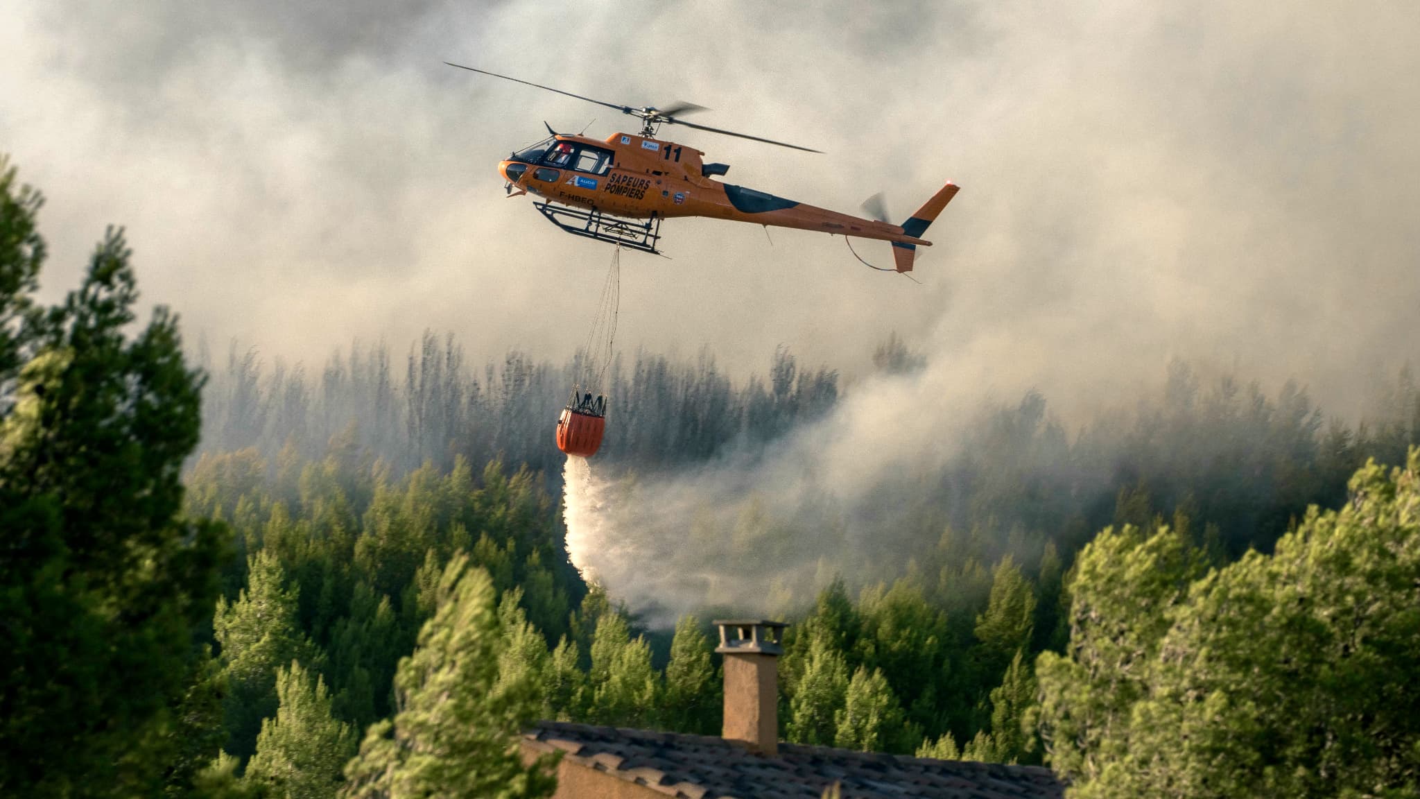 Feux de forêts: qu'est-ce que la règle des trois 30 utilisée par les pompiers en cas de risque d'incendie?
