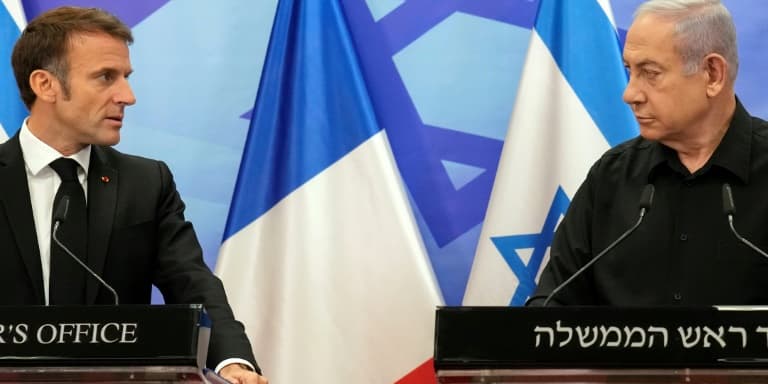 Le président français Emmanuel Macron (g) et le Premier ministre israélien Benjamin Netanyahu, le 24 octobre 2023 à Jérusalem