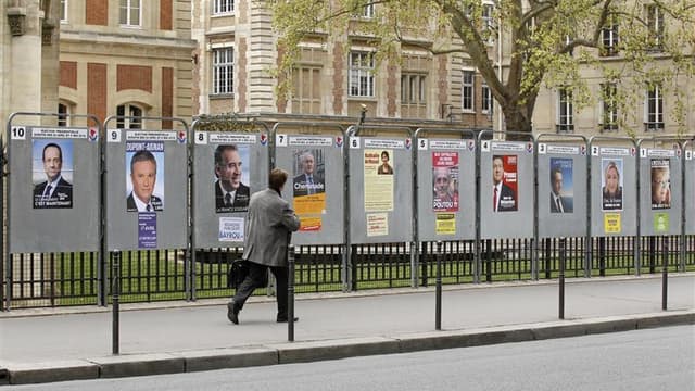 Panneaux électoraux des candidats à la présidentielle dans une rue de Paris. La diffusion des clips de campagne des prétendants à l'Elysée a marqué lundi le lancement de la dernière phase de la course à l'élection présidentielle, l'occasion pour les dix c