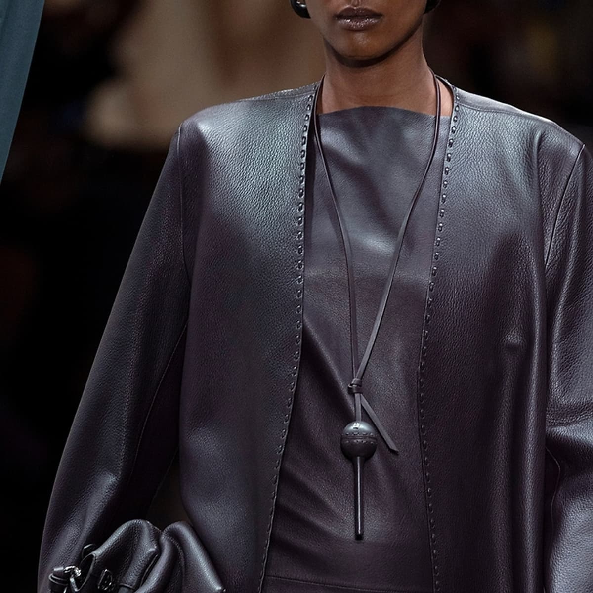 Fendi collabore avec Chupa Chups et présente un porte-sucette en cuir ...