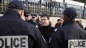 Manuel Valls à Rosny-sous-Bois le 21 décembre 2013, lors d'une visite consacrée à la sécurité pendant les fêtes de fin d'année.