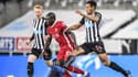 Sadio Mané au duel avec Matty Longstaff et Isaac Hayden, le 30 décembre 2020
