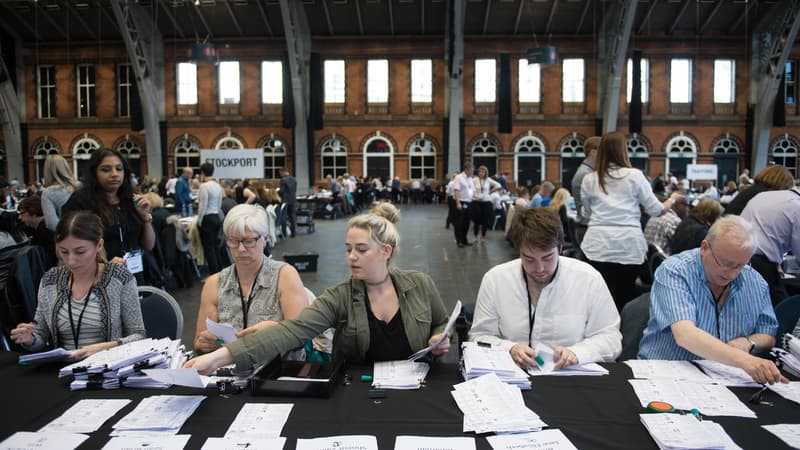 Dépouillement à Manchester (Royaume-Uni) pour les élections locales, vendredi 5 mai 2017.
