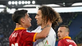 Paulo Dybala et Mattéo Guendouzi s'accrochent lors du derby romain le 6 avril 2024