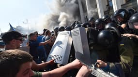 Des heurts entre manifestants et forces de l'ordre ont éclaté devant le Parlement, à Kiev, le 31 août. 