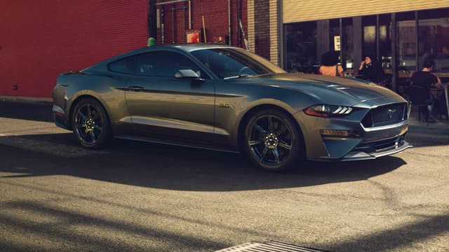 La 6ème génération de la Mustang avait été dévoilée fin 2013. Ford vient de la restyler, avec une nouvelle face avant, un aileron sur la GT et des assistances à la conduite.