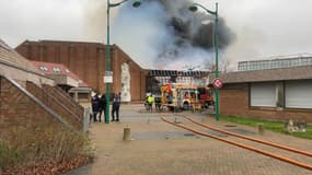 Le feu s'est déclaré ce lundi 25 décembre 2023 dans un bâtiment de Gravelines (Nord)