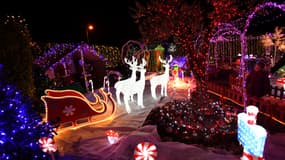 Une petite fille découvre des décorations de Noël dans le jardin d'une maison privée, à Meyreuil, dans le sud de la France, le 18 décembre 2017. (Illustration)