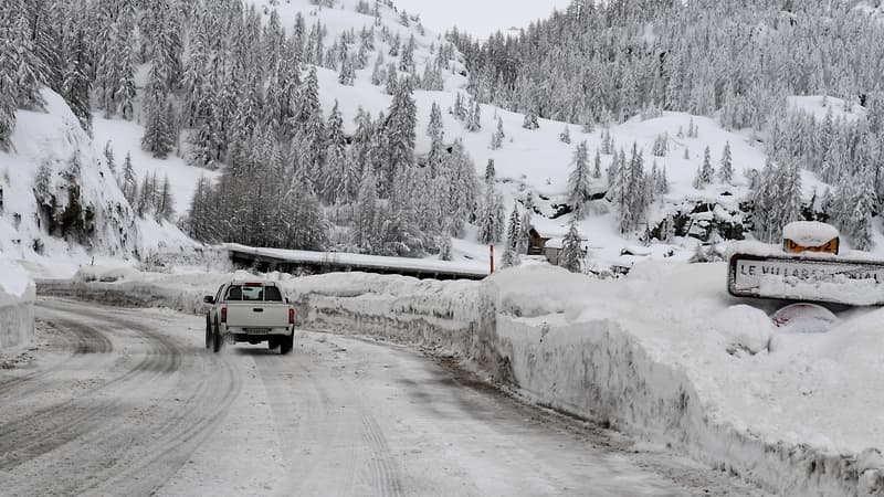 Un véhicule sur une route menant à Val d'Isère, le 9 janvier 2018 dans les Alpes.