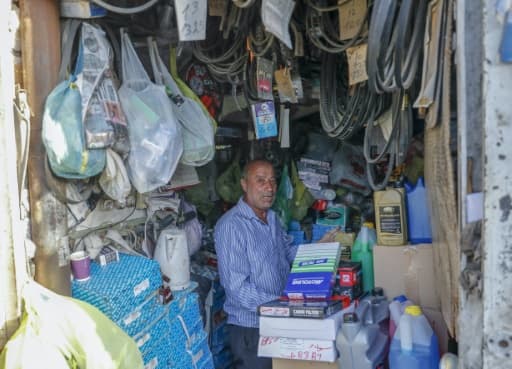 Un Palestinien travaille dans un magasin de pièces de rechange dans le quartier de Wadi al-Joz, à Jérusalem-Est occupée, le 3 juin 2020 Un Palestinien travaille dans un magasin de pièces de rechange dans le quartier de Wadi al-Joz, à Jérusalem-Est occupée, le 3 juin 2020