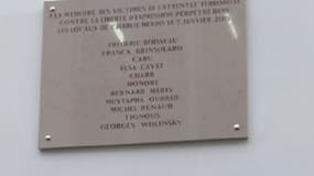 Le nom du dessinateur Georges Wolinski a été incorrectement orthographié avec un "y" sur la plaque commémorative apposée mardi sur l'immeuble où se trouvait le siège de Charlie Hebdo.