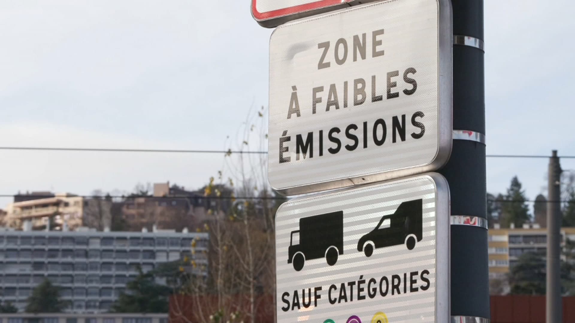 A panel that delimits the low emission area in Rouen. A panel that delimits the low emission area in Rouen.