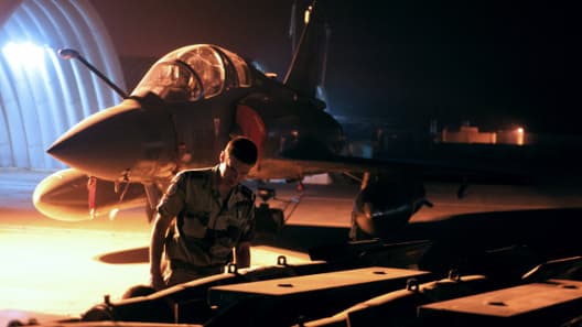 Un mirage 2000 D en préparation.