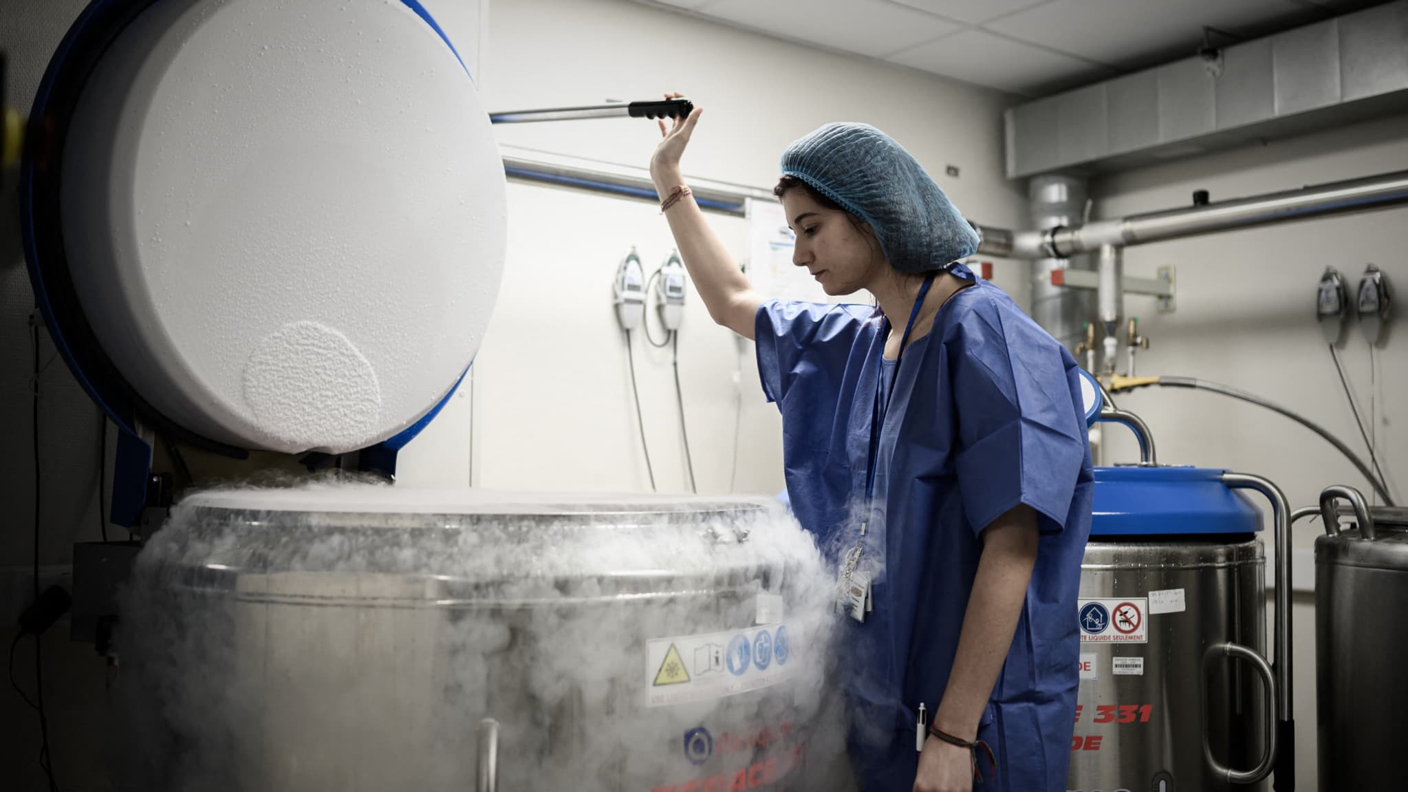 Une membre de l'équipe du Cecos - l'unité de procréation médicalement assistée (PMA) de l'hôpital Tenon, à Paris, manipule un outil de stockage réfrigéré, le 24 septembre 2019.