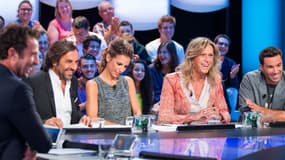 Le plateau du Grand Journal avec ses chroniqueurs 