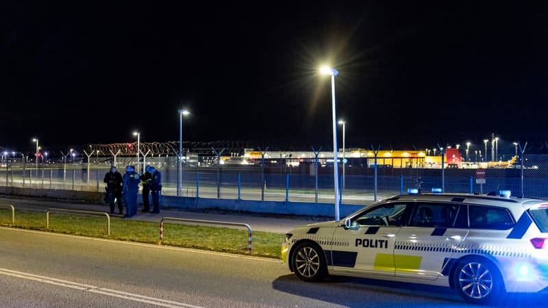 La police est présente sur la route près de l'aéroport de Copenhague, au Danemark, le lundi 22 septembre 2025, après le survol de drones non-identifiés.